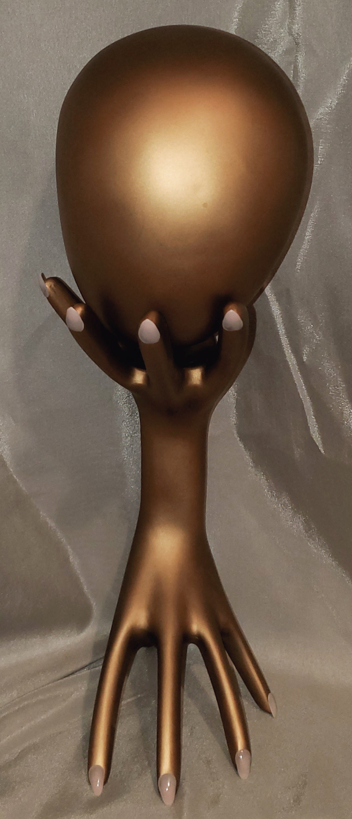 La femme de bronze statue