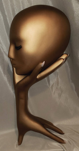 La femme de bronze statue
