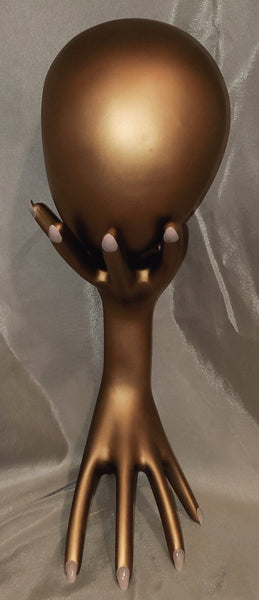 La femme de bronze statue