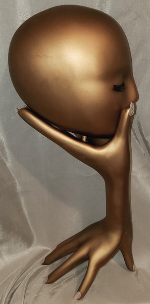 La femme de bronze statue