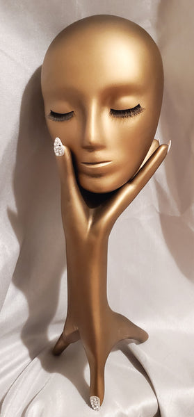La femme de bronze statue